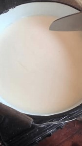 「農村の農場での伝統的なチーズ作りの完全なステップバイステップのプロセス。スターターカルチャーの追加からカード形成まで、そして最後のチーズホイールを押します。オーセンティック的で手工業的な」の動画素材（ロイヤリティフリー）3854407459 | Shutterstock