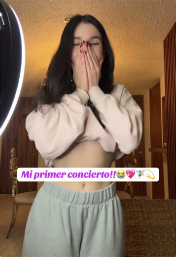 AAA que emoción poder cantar con ustedes!!🥹💖 Boletos disponibles en mi bio!💫🧚🏻‍♀️ Gracias por tanto amorcito, nos vemos el 21 de Febrero🙊 #daphnemichelle