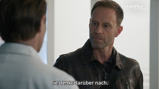 Ihr wollt wissen, wie der zweite Teil eures IAF-Abends morgen läuft? Also, Ilay hat eine widerspenstige Patientin ("Danke, aber ich brauch keinen Arzt?" Dieser Satz führt grundsätzlich zu Problemen, ihr wisst das!), Maria denkt weiter über die Kündigung nach und Sarah fällt ein Mann vor die Füße ... Seid ihr morgen dabei? Den ganzen Abend? Die Doppelfolge, Teil 2: Folge 963 "Parallelwelten" um 21 Uhr in ARD Mediathek & Das Erste | In aller Freundschaft