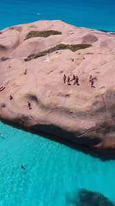 Twilight Bay, you truly are a paradise. 🤩 During high tide, you can enjoy swimming out to the granite island and leaping into these stunning aqua waters. During low tide, you might even be able to walk across the sandbar to the island. 🌊 The closest campsite to Twilight Bay is @racparksandresorts in Esperance, which offers a range of accommodation options including villas, studios and powered caravan and camping sites. 📍 Twilight Bay, Esperance. 📽️ @humble_art_photography via @hike_australia