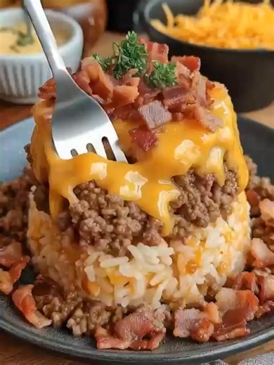 🍔🍚 Bacon Cheeseburger Rice Stack 🥓🧀 Layers of seasoned beef, cheesy rice, crispy bacon stacked high for ultimate comfort. INGREDIENTS: 1 lb ground beef (80/20) 1 yellow onion, diced ...... Full Recipe in Coʍmеոτ 💬 | Cooking Mania