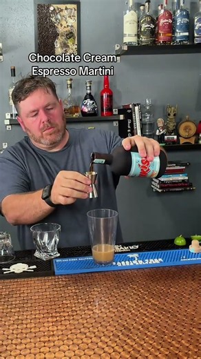 I Make a DELICIOUS Chocolate Espresso Martini in 18 Seconds? #coffeecocktails