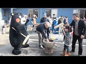 最後の力を振り絞り、餅つきするくまモン