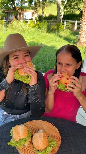 Camile Mota on Instagram: "Lanche que dá vontade de pedir música no fantástico 🤩 Fica simplismente DIVINOO 6 pães de sal 500g contra filé Sal 6 fatias mussarela 1 cebola 6 folhas alface Modo de preparo: No vídeo #receita #fyp #lanche"