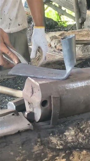 Bending is one of the essential forming techniques in forging.#bladesmith #forgingsteel #blacksmith