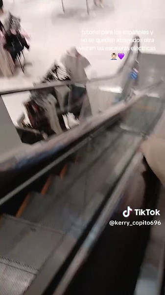 #españoles #cuarentena2 #escaleraselectricas #atrapadaaa #ti̇ktok #parati #fyp # #FrasesDeMama