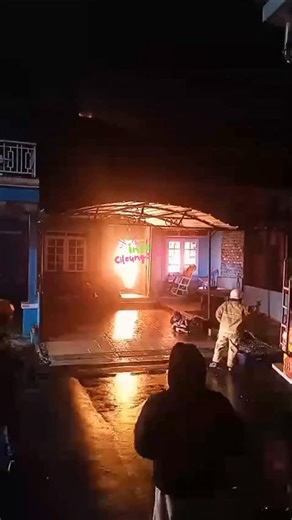 Info Cileungsi dan Sekitarnya on Instagram: "Sebuah rumah di Kota Wisata Cibubur Cluster Wina J3 Nomor 52 kamis malam 29 Januari 2026 sekitar pukul 19.00 terbakar hebat diduga karena konsleting listrik. Api berhasil dipadamkan oleh Tim Pemadam kebakaran sektor Gunung Putri. #infocileungsiid #cileungsiviral #infocileungsi #lokercileungsiid #Cileungsi"