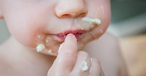 Faut-il laisser bébé manger avec les doigts ?