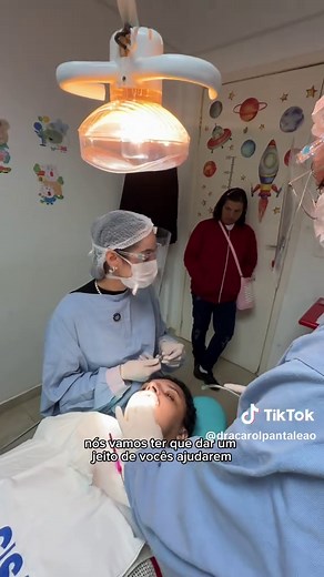O que é ser neurodivergente? ❤️‍🔥 Neurodivergência é um termo utilizado para descrever pessoas cujo funcionamento cerebral difere do que é considerado predominante ou “normal” (neurotípico) no mundo. Ser neurodivergente significa perceber, processar e interagir com o mundo de maneira única. Isso não representa uma falha, mas uma forma singular de existir, sentir e experimentar a realidade. Cada pessoa constrói sua relação com o ambiente a partir de suas próprias percepções, sensibilidades e for