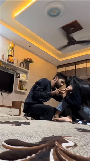 SONAM on Instagram: "1997년 개봉한 영화 Titanic은 잭과 로즈의 운명적 인 사랑을 통해 비극 속에서도 오래 남는 감정의 깊 이를 보여주는 작품입니다. 화려한 연출보다 인물 의 감정에 더 집중한 제임스 카메론 감독의 스 타일 은 지금 다시 봐도 묘하게 가슴을 울리죠. 배가 침몰 하는 장면 이 아닌, 두 사람이 서로를 바라보던 순간 들이 더 강하게 기억에 남는 영화이기도 합니다. nln이 감정을 완성해주는 곡이 바로 셀린 디 온의 *"My Heart Will Go On"*입니다. 처음 들으면 잔 잔한데, 어느 순간 자연스럽게 가슴이 벅차오르는 느낌을 줍니다. 특히 후 반부의 고조되는 보컬은 영 화 속 잭과 로즈의 마지막 장면과 겹쳐 지면서 괜히마음이 서늘해지기도 하고요. 많은 분들이 "이 노래 가 나오면 왜 그 장면이 자동으로 떠오르는지 모르 겠다"고 말하는데, 그만큼 영화와 음악이 자연스럽 게 얽혀 있는 곡입니다. nln년 아카데미 주제 가상을 비롯해 여러 상