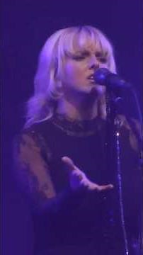 Rumours of Fleetwood Mac sing the moving song Sara pt3