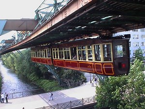 Allemagne : le premier train suspendu "Wuppertaler Schwebebahn" est en fonction depuis 120 ans !