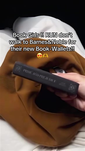 What do you girls think ?! 🤭📚 #books #booktok #wallet #girls