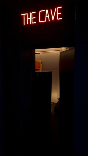 Coach By Ciaran on Instagram: "Finally tried out the new CAVE at @achievefitnessig 🧊🔥 Alternating heat and cold exposes the body to controlled stress, which can improve circulation, support recovery, and help regulate the nervous system. It also forces you to slow down, control your breathing, and step away from constant stimulation — something most people don’t do enough of. ✔️ May help reduce inflammation ✔️ Supports recovery after hard training ✔️ Helps manage stress and mental fatigue ✔️ Y