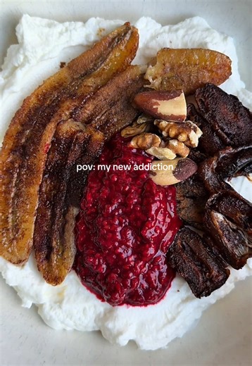 my ultimate go-to breakfast right now🤤🍌 Warm Banana & Raspberry Yogurt Bowl💗🤎💛 Slice a banana in half lengthways Open three dates and remove the pits Add a swirl of honey to a frying pan Sprinkle with cinnamon Fry the banana and dates on both sides until golden and caramelised In a small pan, add frozen raspberries with a splash of water Cook gently until soft, thick, and sauce-like Add thick yogurt to a bowl Place the warm banana, dates, and raspberry compote on top Finish with a small han
