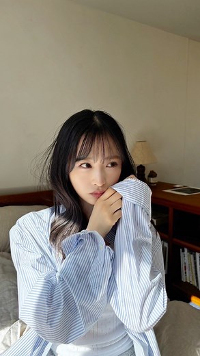 小栗有以 on Instagram: "カレンダー撮影のオフショット📽️♡ お天気のいい撮影日和でした🌞 『デビュー10周年 初の撮り下ろしカレンダー』 3月29日発売📌 https://7net.omni7.jp/general/002122/211105yuioguri #カレンダー"