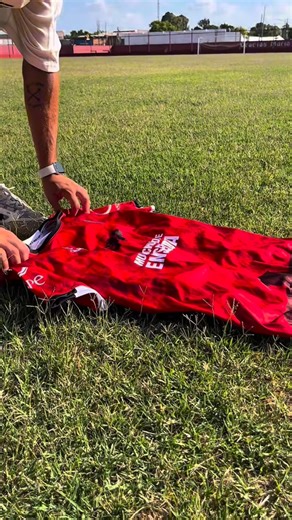 Club Defensores de Cambaceres on Instagram: "¡Bienvenido al Club de la Ciudad Juani! 🏟️🚩 Defensor proveniente de Gutiérrez SC de Mendoza. #VamosCamba"