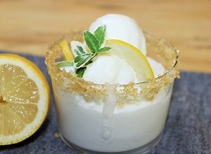 Gelato al limone è la cosa più rinfrescante che esiste . e farlo a casa è una grande soddisfazione, ed ecco una facilissima e veloce ricetta per fare il gelato al limone #gelato #gelatoallimone #rapanello | Rapanello