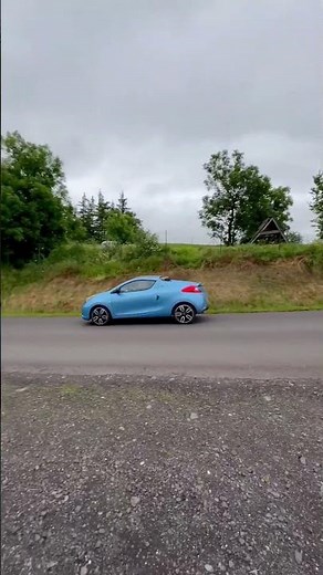 Renault Wind in Action: Stylish Convertible on the Move!