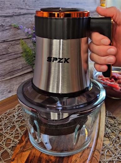 Kochen war noch nie so einfach! 🔥 Der SPZK Elektrische Fleischwolf zerkleinert Fleisch, Gemüse und Nüsse in Sekunden. Mit 5 Stufen, 2 Schüsseln und 2 starken Messern ist er leistungsstark, leise und dank Überhitzungsschutz super sicher – der perfekte Küchenhelfer! 👨‍🍳✨ #tiktokmademebuyit #tiktokshop #küchenhacks #kitchenmusthave #viralvideos