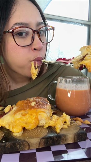 Mac n cheese grilled cheese sandwich for the Win #grilledcheesesandwich #tomatosoup