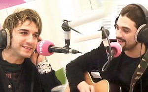 【摇滚莫扎特】Mikele和Flo的弹唱串烧—Twizz Radio2011（歌词字幕）