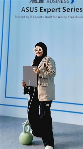 Nchie Hanie on Instagram: "✨ Unstoppable Day with ASUS ExpertBook Iyess, Konsep "Unstoppable Day" (Hari yang Tak Terhentikan) sangat cocok dengan seri ASUS ExpertBook Series karena fokus utamanya adalah pada keandalan dan produktivitas tanpa henti. Berikut adalah beberapa fitur utama yang memungkinkan memiliki hari kerja yang "Tak Terhentikan": 🛡️ Durabilitas Tak Tertandingi (Unstoppable Toughness) ExpertBook memiliki sertifikasi MIL-STD-810H kelas militer. Ini berarti: * Ga perlu khawatir terj