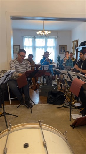 Lalalalala… Wenn David Hermlin den Text vergessen hat. Probe mit Andrej Hermlin and his Swing Dance Orchestra für „Christmas In Swing“. Unter anderem: 5.12. Berlin Philharmonie 20 Uhr, 11.12. Konzerthaus Berlin 15 Uhr, 23.12. Isarphilharmonie München 15 Uhr, 26.12. Philharmonie Berlin 20 Uhr | Andrej Hermlin