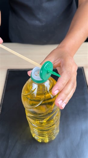 Comment faire un bec verseur dans l’huile avec un briquet | Cuisine Maison