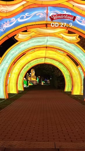 🎉 Wonderland v Bratislave otvára! 🎉 . Už od 27. 9. sa váš svet na pár hodín premení na žiarivú rozprávku, kde zabudnete na všedné starosti. ✨ Čaká vás napríklad Madagaskar, Avatar, Morská panna, Levie kráľovstvo, Odvážna Vaiana, Shrek, Aladin, kúzelný svet princezien či Safari so zvieratami. 👑🐉🚗🎠🦣 🎡 Súčasťou vstupenky sú atrakcie pre malých aj veľkých, virtuálna realita, kryté stany s programom, priateľskí maskoti, skvelé jedlo a svetelná show, ktorá vás obklopí na každom kroku! 🌟🍭🍔✨ 