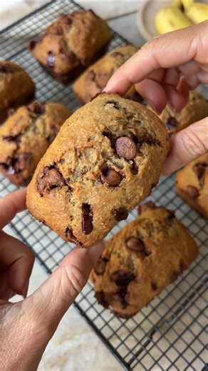 Day 4 of back to school lunchbox snacks that kids will actually eat ✨ Mini Choc Chip Banana Loaves - nourishing, easy and perfect freezer prep for busy school weeks. 🍌 💌Comment RECIPE and I’ll send it straight to your DMs💌 And follow @nourish_naturally for the full series and more easy healthy recipes #bananabread #schoolsnacks #lunchbox #healthylunchbox #kidsnacks | Rebecca Gawthorne - Dietitian & Nutritionist