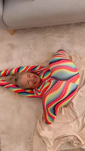 Tulla on Instagram: "Me trying to balance on my shoulders in Dimarioknot but this version seemed much easier to get into and is very comfortable be in 🤣 I like it 😜 #dimarioknotversion #dimarioknot #legsbehindwaist #doublebuddhasana #lotusbehindback #hipflexibility #humanknot #contorsion"