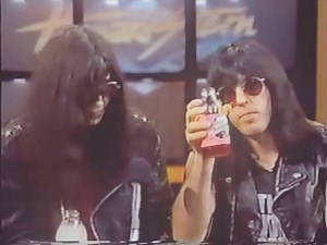 Watch Howard Stern promote „Snapple“ with the Ramones (and not pay them a dime for it). 1990. | RAMONES MUSEUM BERLIN