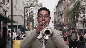 🇲🇽🎶 Increíble flashmob del tradicional Huapango de Moncayo en la calle Madero del Centro Histórico de la Ciudad de México. Quienes tuvieron oportunidad de pasar por ahí, quedaron gratamente sorprendidos. 👏🙂 🎥 Es Momento de México - http://esmomento.org/ #Musica #QuadrantePlásticoSAdeCV #México | Quadrante Plástico SA de CV