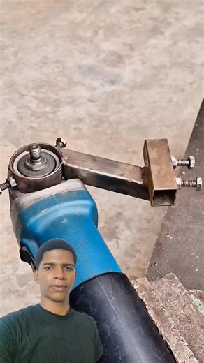 Yonnathan Rosso Adames on Instagram: "Cuando no tienes la herramienta correcta, la creatividad entra en acción. Este hombre decidió modificar su amoladora angular usando una tijera casera para cortar metal, y el resultado dejó a muchos sorprendidos. #Amoladora #Herramientas #InventosCaseros #TrucosDeHerramientas #Metal #Creatividad #Ingenio #DIY #CorteDeMetal #viralvideo"