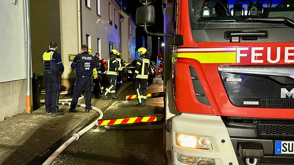 Wohnung in Troisdorf brennt - Polizei nimmt vor Ort Verdächtige fest