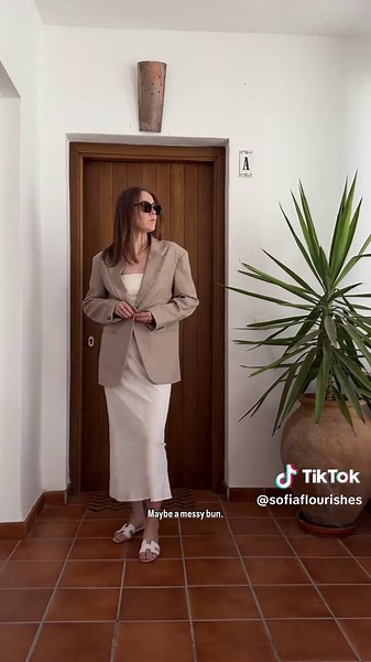 Day 11: Beach day turns to a dinner date? No problem. When you’re spending the day at the beach and heading straight to dinner or a beach club after, you don’t need a full outfit change. Just throw on: ✔️ A linen skirt ✔️ An oversized blazer ✔️ Messy bun a swipe of lipstick ...and you’re instantly giving chic summer energy. This look is: 👙 Beach-to-dinner approved 💼 Effortless but elevated 🌞 Perfect for vacation days with kids or spontaneous summer nights Because sometimes, the best outfits a