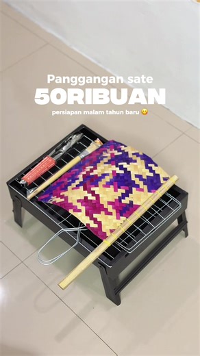 Buat yang ga mau ribet kayak gue, bakar-bakaran tahun baru pakai panggangan portable ini aja. Udah 1 set lengkap, harga cuma 50ribuan, praktis, ringan, gampang dibawa, dan tinggal pakai 🔥🍢 #pangganganportable #panggangan #panggangansate