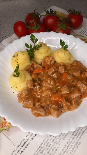 Armina Memić on Instagram: "Teleci gulas i pire krompir Gulas s teletinom ✏Recept: 500 gr teletine 1 veca ili 2 manje mrkve 2 glavice luka 600 ml vode (400 tople, a 200 hladne) 2 kasicice brasna Zacini: so, vegeta, crvena paprika, bosiljak, biber i drugi po vasoj zelji. Na ulju dinstati sitno sjeckani luk, zatim dodati sitno izrezano meso, mijesati dok meso ne pobijeli, dodati mrkvu i sve zajedno ostaviti da se dinsta 10 tak min. Dodati zacine, 400 ml vode i ostaviti da se lagano krca na tihoj v