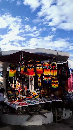La verdadera belleza de Otavalo reside en su gente, los indígenas Otavaleños. El Mercado de Artesanías que hace famosa a esta ciudad es, sin dudas, uno de los más espectaculares de toda Sudamérica. Dos cosas fundamentales vuelven tan atractivo a este Mercado: su excepcional oferta y su relevancia cultural. 🔵🟢⚪Tour 1 dia Completo!⚪🟢🔵 El destino es Imbabura la provincia de los lagos, y sigamos recorriendo nuestro mágico #Ecuador 🇪🇨 📌📌RUTA DE LOS LAGOS📌📌 📍📍Salida desde Quito y Sto.Domin