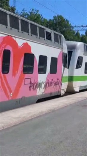 R . juna lähtee Hämeenlinnasta. kelloa kilkattaen kyydissä atski4