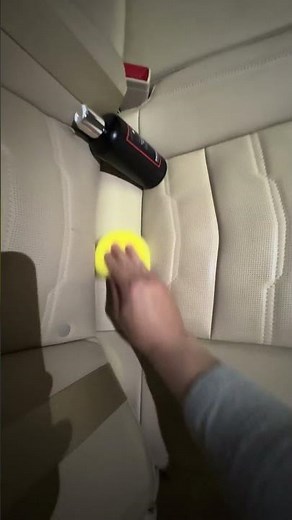 ただ本革シートにワックスを塗り込む動画。＃本革シート＃セミアニリンレザー＃メンテナンス＃車愛好家。
