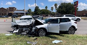 One dead in Navarro wreck