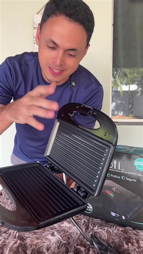 🔥 Sanduicheira Grill Quality Koti – Praticidade, Rapidez e Sabor em Minutos! 🔥 Prepare sanduíches quentinhos, crocantes e deliciosos sem perder tempo na cozinha! A Sanduicheira Grill Quality Koti possui 750W de potência, aquecimento rápido e placas antiaderentes que deixam seus lanches douradinhos por fora e irresistíveis por dentro. ✅ Benefícios que fazem a diferença: ✔️ Prepara até 2 sanduíches simultaneamente ✔️ Aquecimento rápido e uniforme ✔️ Placas grill antiaderentes: mais crocância e f
