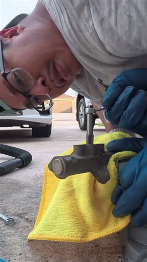 Here’s how to tap the fuel rail for a return line to the regulator!