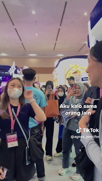 Gapura Kabupaten: Kenyataan dan Humor Sehari-hari