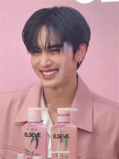 Tata is so pretty!! pink definitely his color #perthsanta #santapp