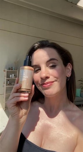 SIENTE el brillo saludable en tu piel 🌿 con el BODY GLOW 🌟 sin partículas plásticas 🌏 #freshlycosmetics #bodyglow #glowskin #shinnyoil #bodyoil #vegancosmetics #iluminadorcorporal #vegan