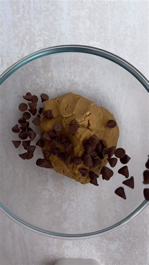 PEANUT BUTTER COOKIE DOUGH SLICE: for our PB and choc obsessed Kweens!! Recipe here 👇🏾 COOKIE DOUGH: 1 1/4 cups plain flour 100g butter, softened ½ cup brown sugar 1 tsp vanilla extract 1/3 cup smooth peanut butter 2 tbs milk 1/2 cup dark or milk choc chips CHOC TOP: 150g dark chocolate, chopped 1 tbsp vegetable or coconut oil METHOD: 1. Heat treat the flour by adding it to a microwave safe bowl. 2. Microwave for 2 mins on high, stirring every 30 secs. 3. Add butter & brown sugar to a bowl. 4.