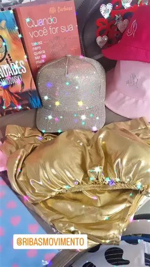 S O N I A R I B A S 🧢 on Instagram: "FESTAS DE FINAL DE ANO REQUER BRILHOS E MTOS BRILHOS... OLHA ESSE MODELO P VC USAR C UM LOOK TRANSPARENTE... BELISSIMO AKI NO ♀️ RIBAS EM MOVIMENTO 🧢"